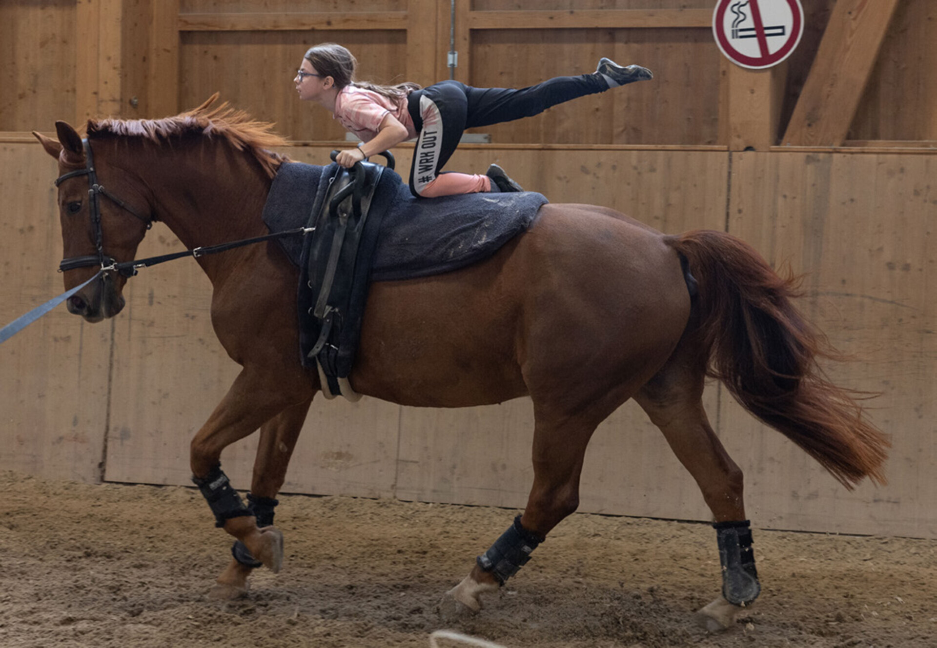 Voltige – Formes d’entraînement pour les formes caractéristiques: Équilibrer le corps et s’adapter aux mouvements du cheval