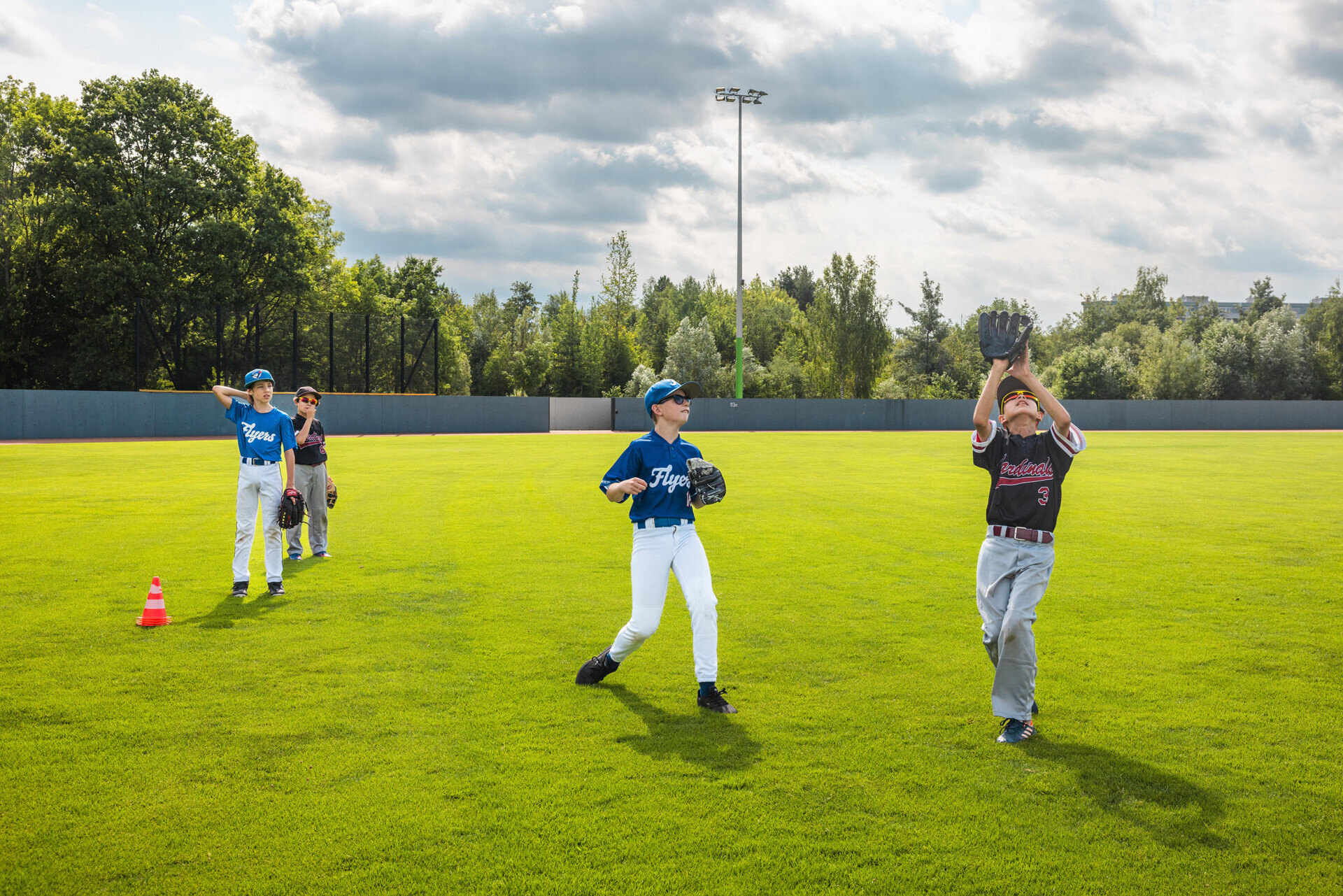 Kinder und Jugendliche bei Spielen und Trainingsformen für Baseball und Softball. Foto: BASPO / Charlène Mamie Call «ball»