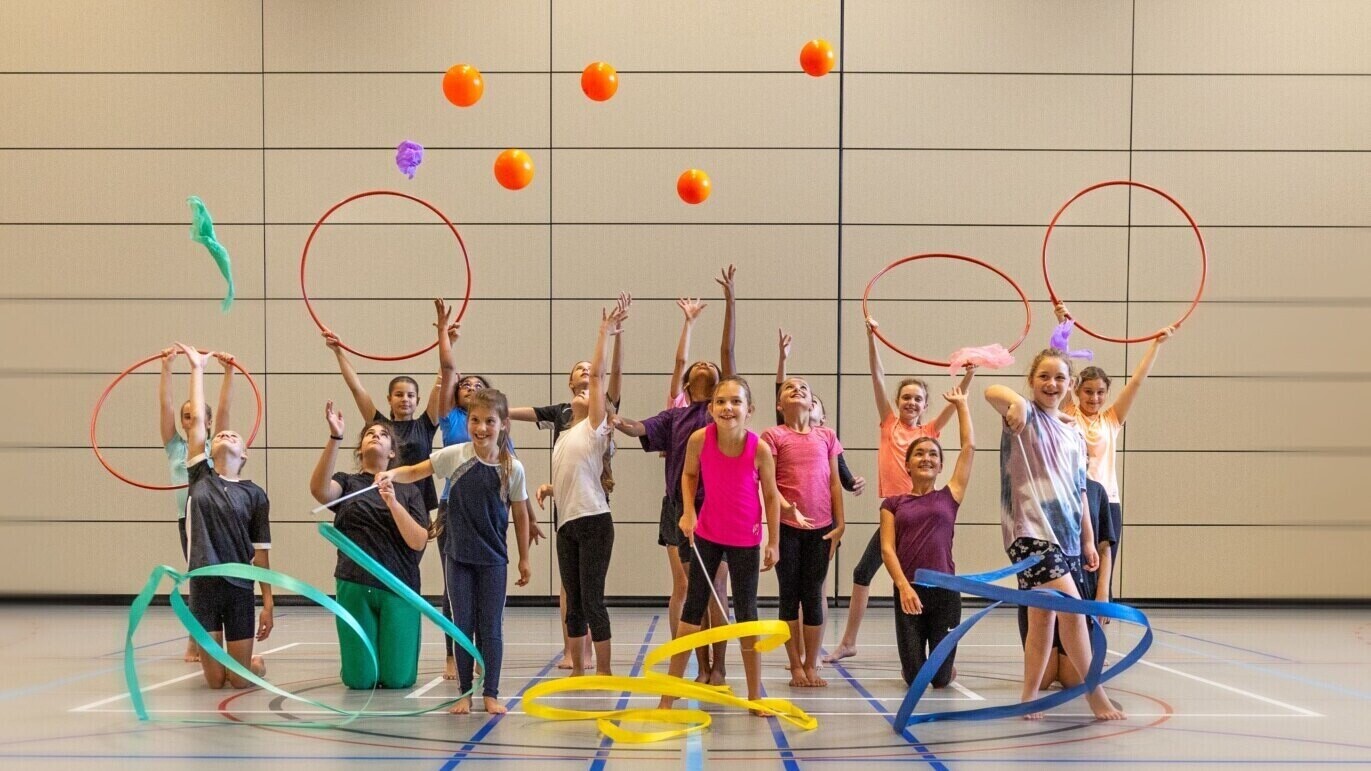 L'immagine mostra un gruppo di bambini con vari attrezzi manuali. 
