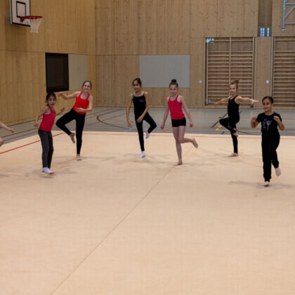 Ginnastica ritmica  – Forme di allenamento per le forme caratteristiche: Mantenere il corpo in equilibrio in maniera controllata – Stop the Music