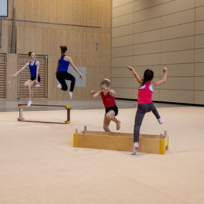 Ginnastica ritmica  – Forme di allenamento per le forme caratteristiche: Eseguire salti in maniera sicura ed energica – Giardino dei salti