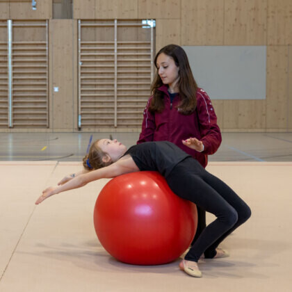 Rhythmische Gymnastik – Trainingsformen zu den Erscheinungsformen: Bewegungen mit der erforderlichen Beweglichkeit bewusst und stabil ausführen – Die Katze
