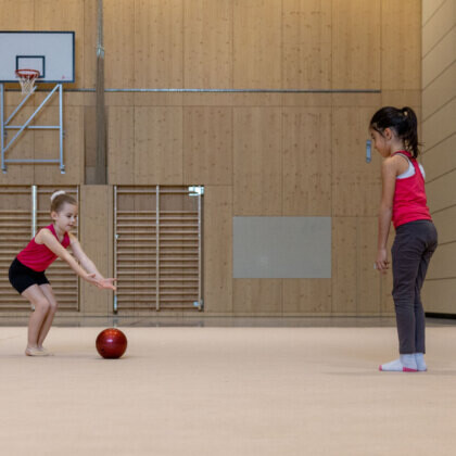 Rhythmische Gymnastik – Trainingsformen zu den Erscheinungsformen: Die Handgeräte in Verbindung mit dem Körper spielerisch und präzise bewegen – Rollenstoppies