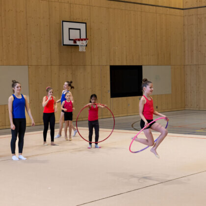 Rhythmische Gymnastik – Trainingsformen zu den Erscheinungsformen: Die Handgeräte in Verbindung mit dem Körper spielerisch und präzise bewegen – Handgerät-Stafette