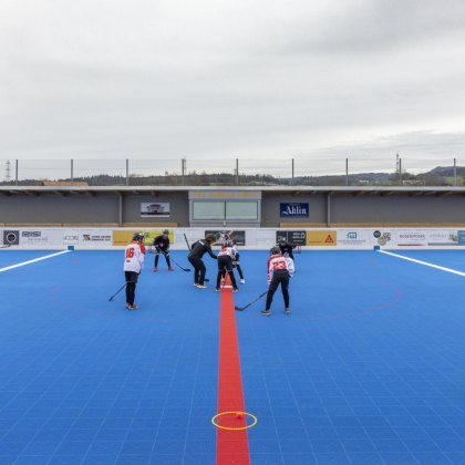 Street-hockey – Formes d’entraînement: Jeu avec balle / Attaque –  Créer des situations de surnombre et les exploiter avec succès: Play more street-hockey