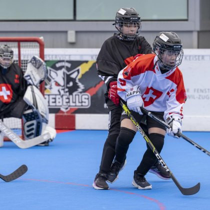 Street-hockey – Formes d’entraînement: Jeu avec balle / Attaque – Créer des situations de surnombre et les exploiter avec succès: Attention, prêts, surnombre