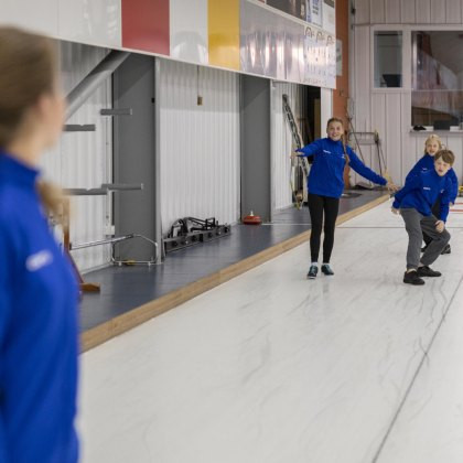 Curling – Trainingsformen: EF 1 – Sliding Delivery stabil und rhythmisch ausführen: Ballwurf-Slide