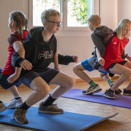 Curling – Trainingsformen: EF 7 –  Den eigenen Körper bewusst wahrnehmen und kontrolliert einsetzen: Rücken an Rücken