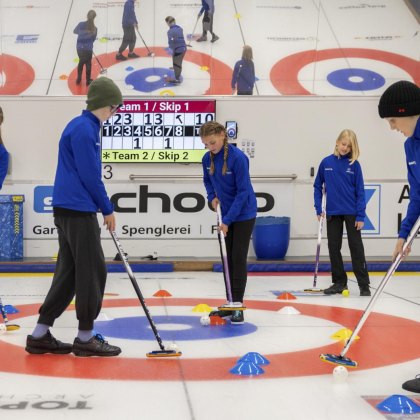 Curling – Trainingsformen: EF 3 –  Den Stein durch effizientes Wischen geschickt steuern: Spieler gegen Wischer