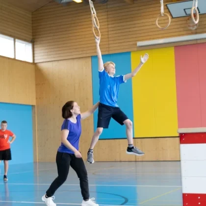 Geschützt: Bewegungs- und Spielgrundformen für Jugendliche – Bewegungsgrundformen: Schaukeln, Schwingen: Tarzan-Schwingen