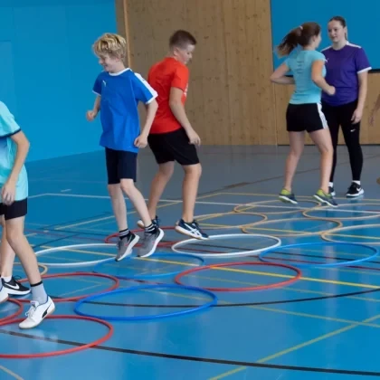 Bewegungs- und Spielgrundformen für Jugendliche – Bewegungsgrundformen: Rhythmisieren, Tanzen: Reifenspringen im Takt