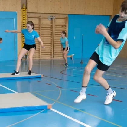 Bewegungs- und Spielgrundformen für Jugendliche – Bewegungsgrundformen: Rutschen, Gleiten: Surfbrettstafette