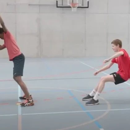 Power to Win – Good Practice: Stufe T1 – Eingrenzen – Kraft – Kniebeugen (Stossen) – Zweikampf