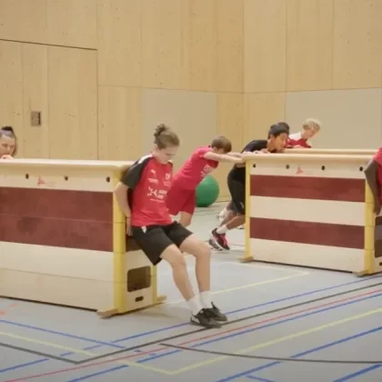 Power to Win – Good Practice: Stufe T1 – Eingrenzen – Kraft – Bremsen – Schwedenkasten vorwärts Bremsen