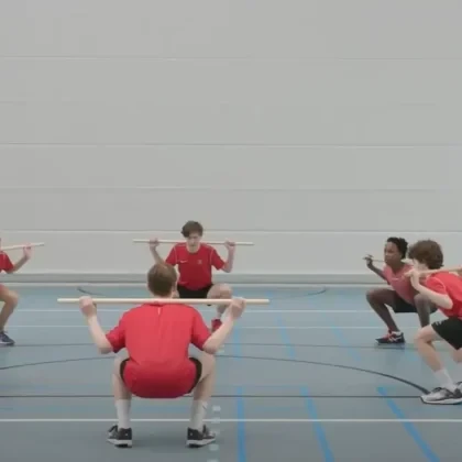 Power to Win – Good Practice: Stufe T1 – Konkretisieren – Kraft – Kniebeugen (Stossen) – Fussposition entwicklen zur Endform