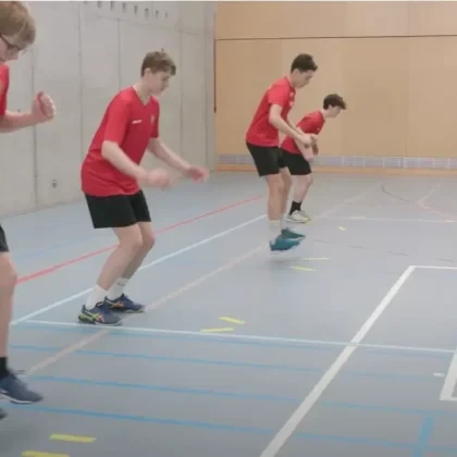 Power to Win – Good Practice: Stufe T1 – Konkretisieren – Kraft – Kniebeugen (Stossen) – stabile Position mit unterschiedlichen Fussstellungen
