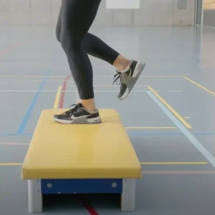 Power to Win – Good Practice: Stufe T1 – Eingrenzen – Explosivität – Sprungformen (Belastbarkeit) – Einbeiniger Sprung mit Rotation am Schwedenkasten-Oberteil