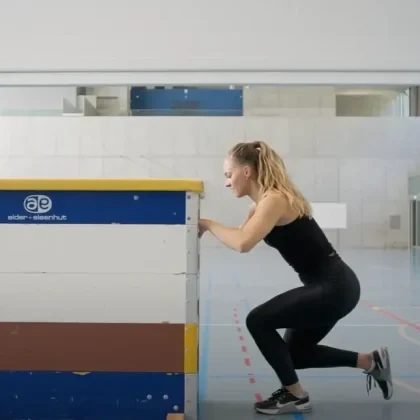 Power to Win – Good Practice: Stufe T1 – Konkretisieren – Explosivität – Sprungformen (entwickeln) – Einbeiniger Sprung am Schwedenkasten mit Betonung der Exzentrizität