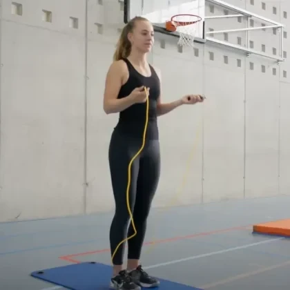 Power to Win – Good Practice: Stufe T1 – Eingrenzen – Explosivität – Sprungformen (Belastbarkeit) – Springen auf weichen Unterlagen mit Sprungseil