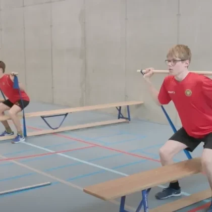 Power to Win – Good Practice: Stufe T1 – Belasten – Kraft – Kniebeugen (Stossen) – Kniebeuge Phase belasten Endform