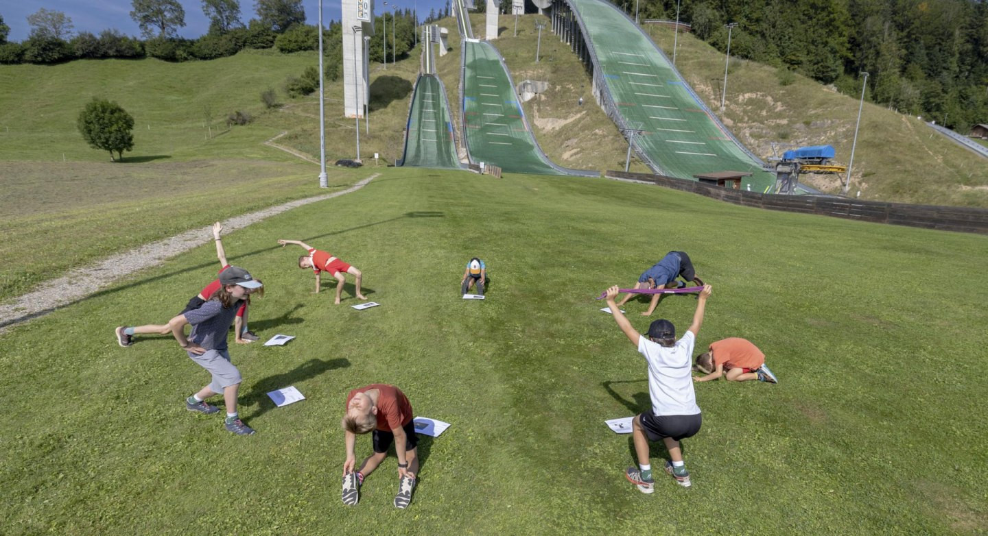 Saut à skis – Formes d’entraînement associées aux formes caractéristiques – Se préparer et se concentrer pleinement pour le saut : Cercle de mobilisation