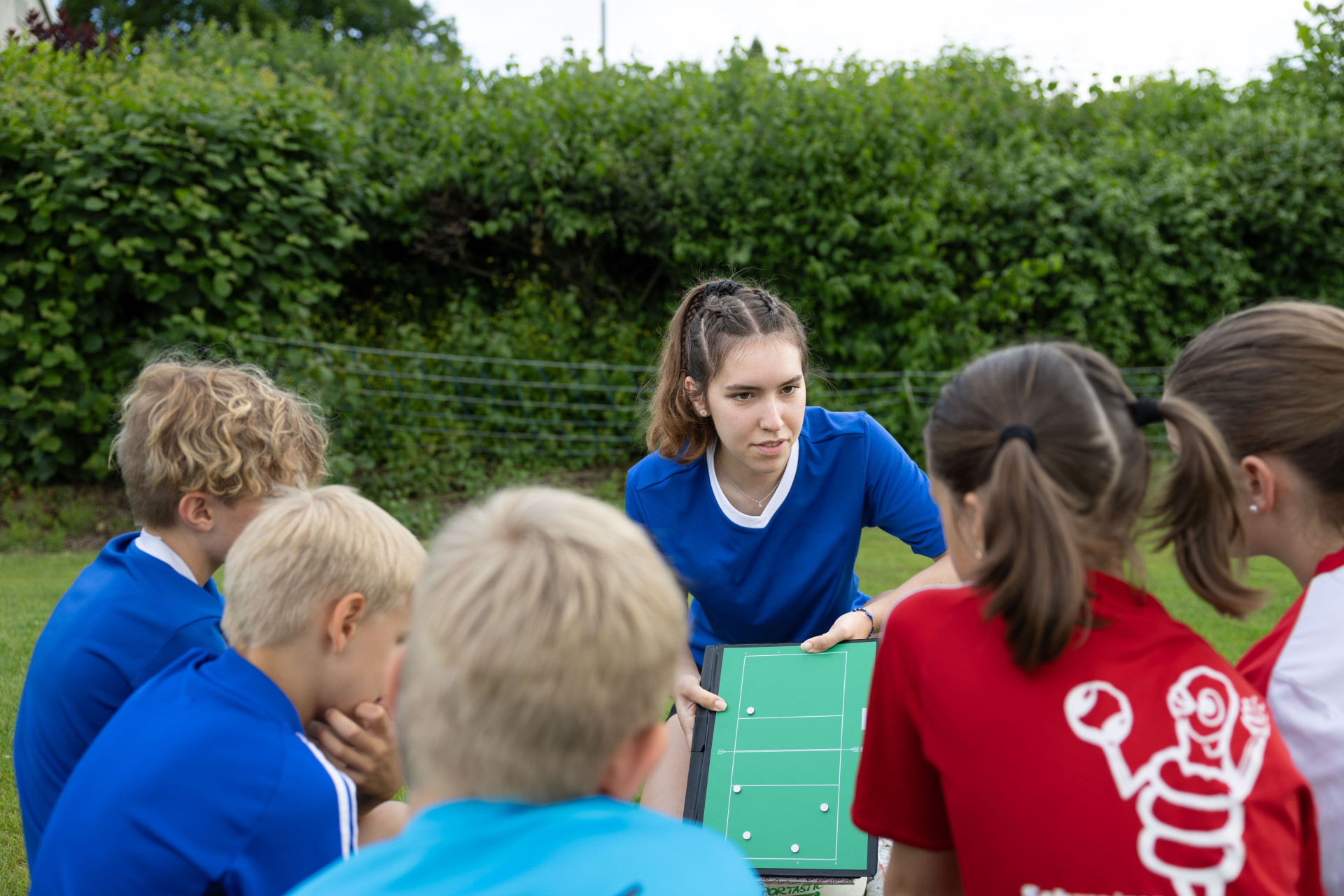 Leiterin bespricht sind mit einer Kindergruppe.