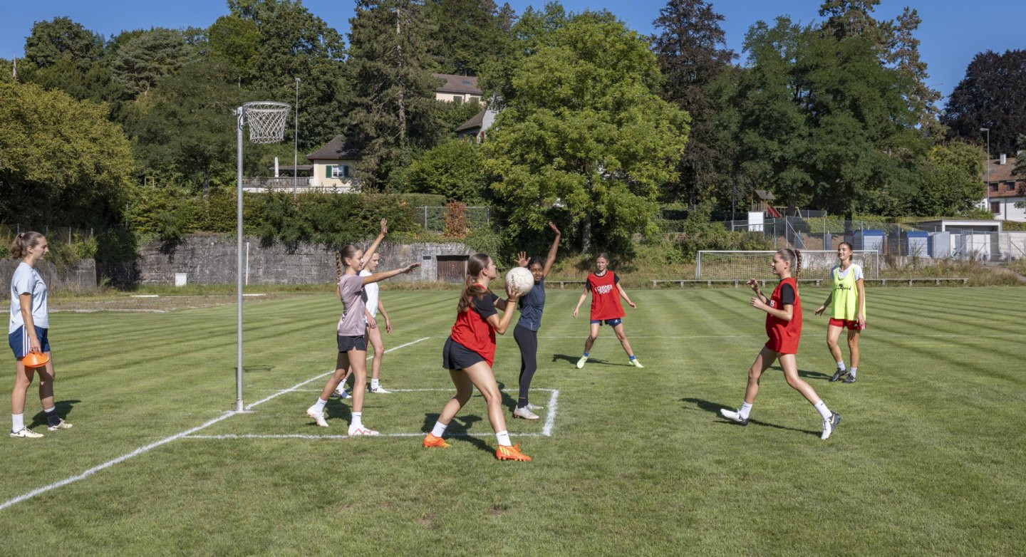 Die Kinder lernen spielerisch, freie Räume zu erkennen, und sammeln 
Erfahrungen im Freilaufen, Werfen, Fangen und Zusammenspielen.