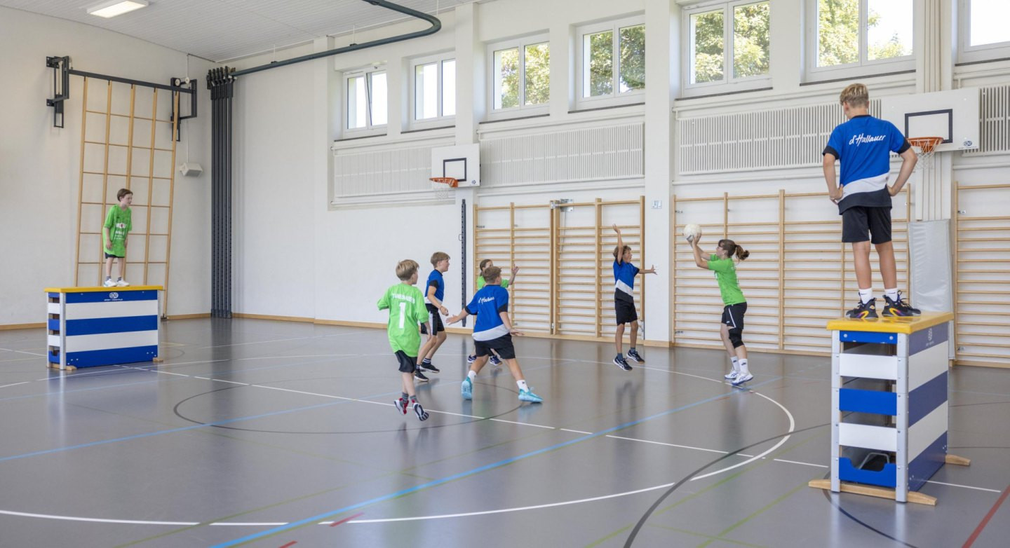 Die Kinder und Jugendlichen lernen, sich freizulaufen, und sammeln 
Erfahrungen im schnellen und präzisen Passspiel.