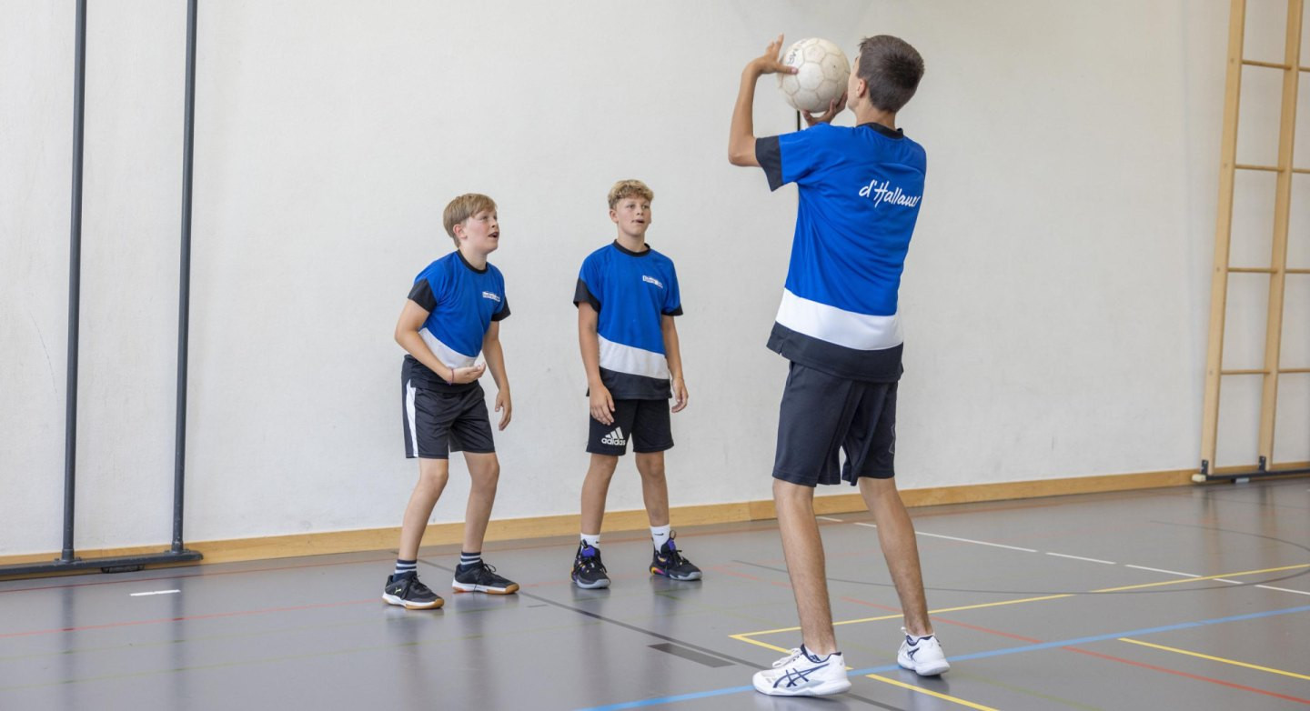 Die Kinder und Jugendlichen erfahren, wie sie sich geschickt positionieren und das richtige Timing finden, um den Abpraller schnell und regelkonform zu erobern.