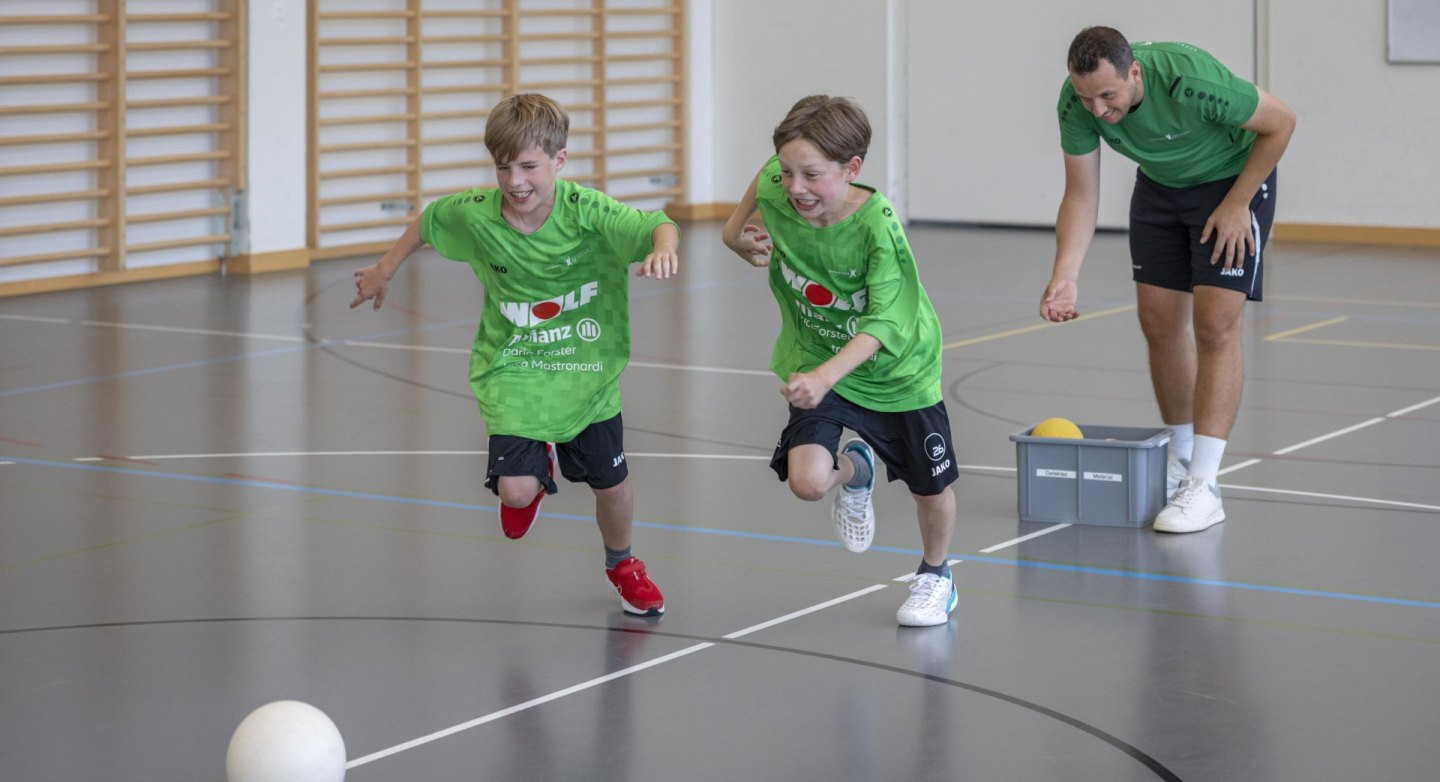 Die Kinder und Jugendlichen sammeln Erfahrungen in der Balleroberung (im 1:1) und im anschliessenden Umschaltspiel.