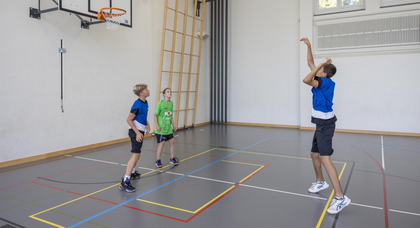 Die Kinder und Jugendlichen erfahren, wie sie den Ball geschickt erobern und das anschliessende Umschaltspiel erfolgreich gestalten.