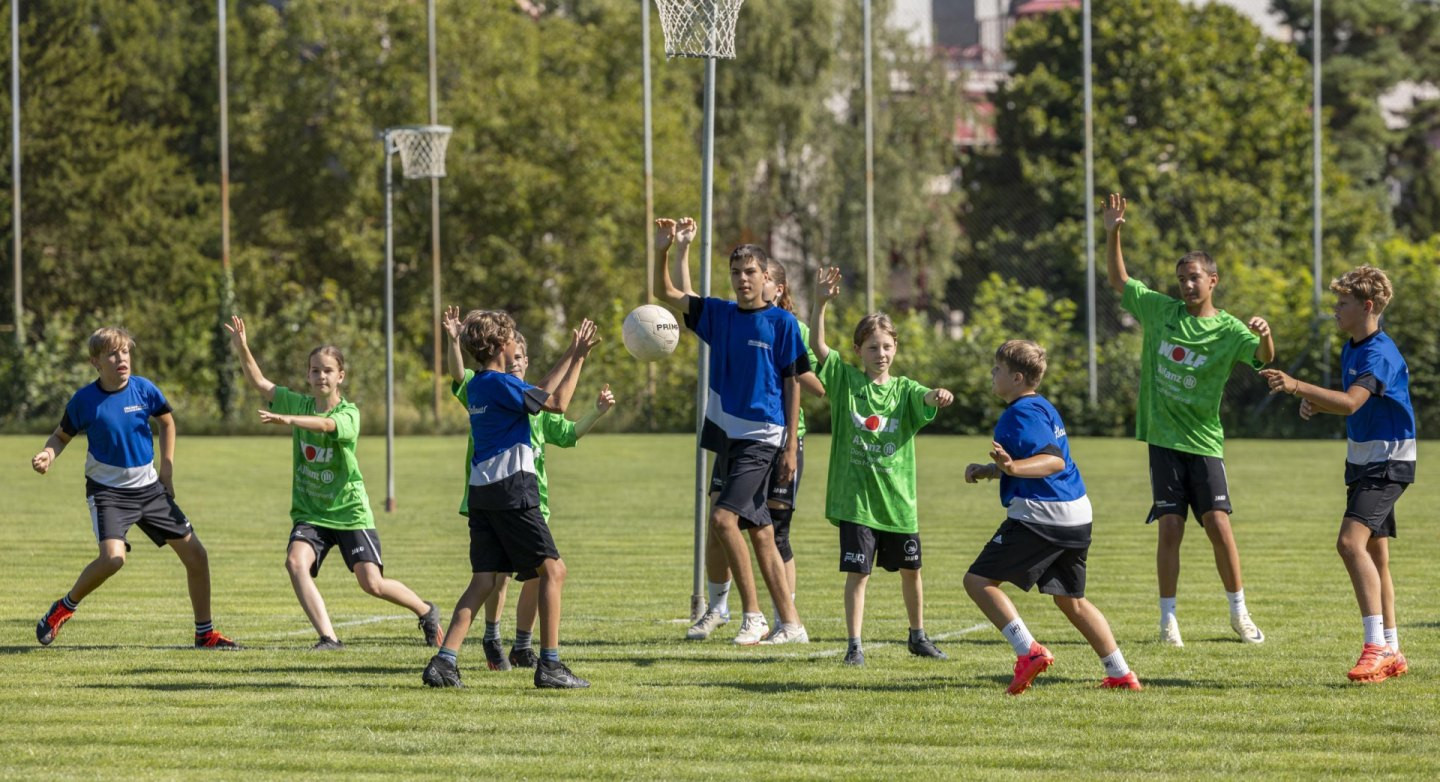 Die Kinder und Jugendlichen erfahren, wie sie den Ball geschickt erobern und das anschliessende Umschaltspiel erfolgreich gestalten.