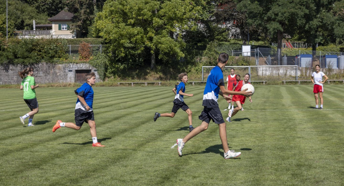 Die Kinder und Jugendlichen lernen, das Spielgeschehen aufmerksam 
zu beobachten, rasch umzuschalten und sich im Team unter Zeitdruck zu organisieren.