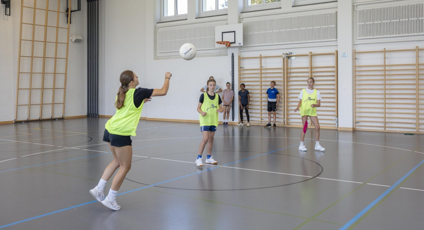 Die Kinder und Jugendlichen lernen, rasch umzuschalten und sich in 
verschiedenen Teamkonstellationen effizient zu organisieren.