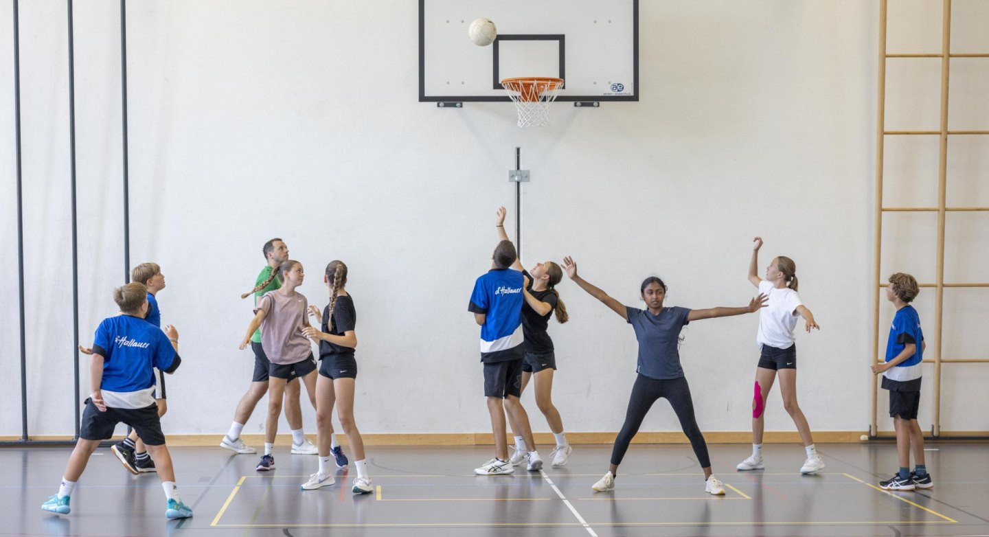 Die Kinder und Jugendlichen erleben in der Verteidigung sinnvolle Positionen und verschieben sich effizient.