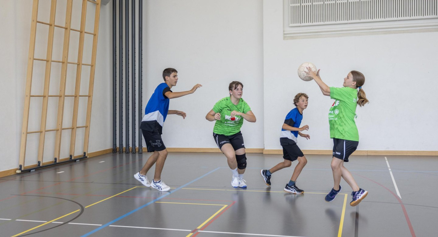 Die Kinder und Jugendlichen organisieren sich im Team und haben Erfolgserlebnisse durch gelungenes Verteidigungsverhalten.