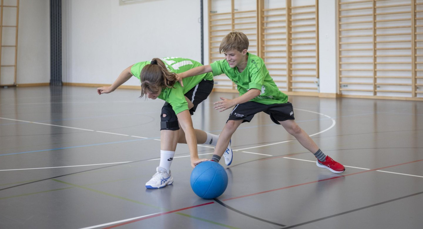 Die Kinder und Jugendlichen reagieren geschickt auf die Bewegungen des Angreifers und erlernen das individuelle Verteidigungsverhalten spielerisch.