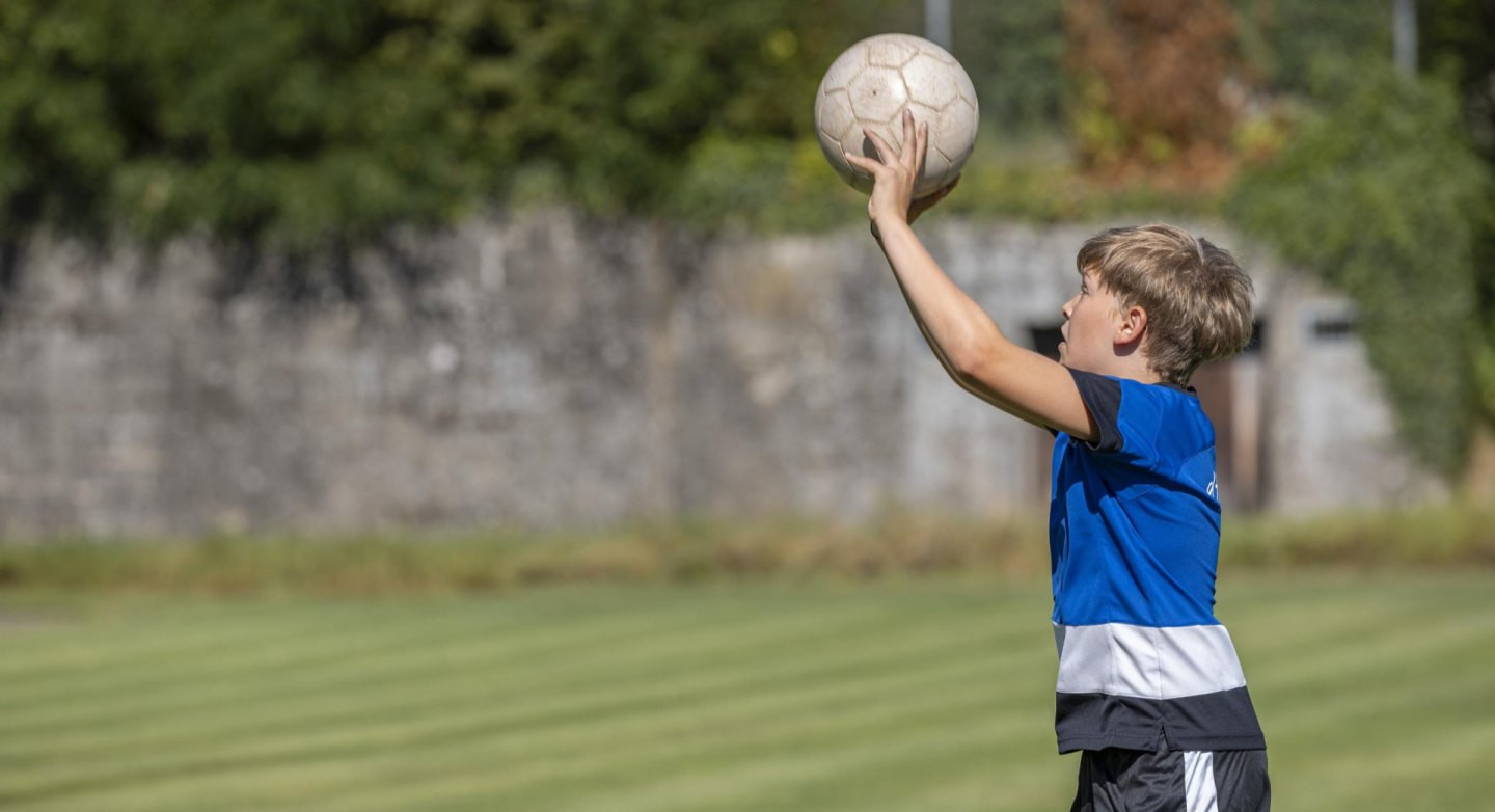 Die Kinder und Jugendlichen lernen, sich im Team zu organisieren und ihre Stärken für den Erfolg des Teams einzusetzen.