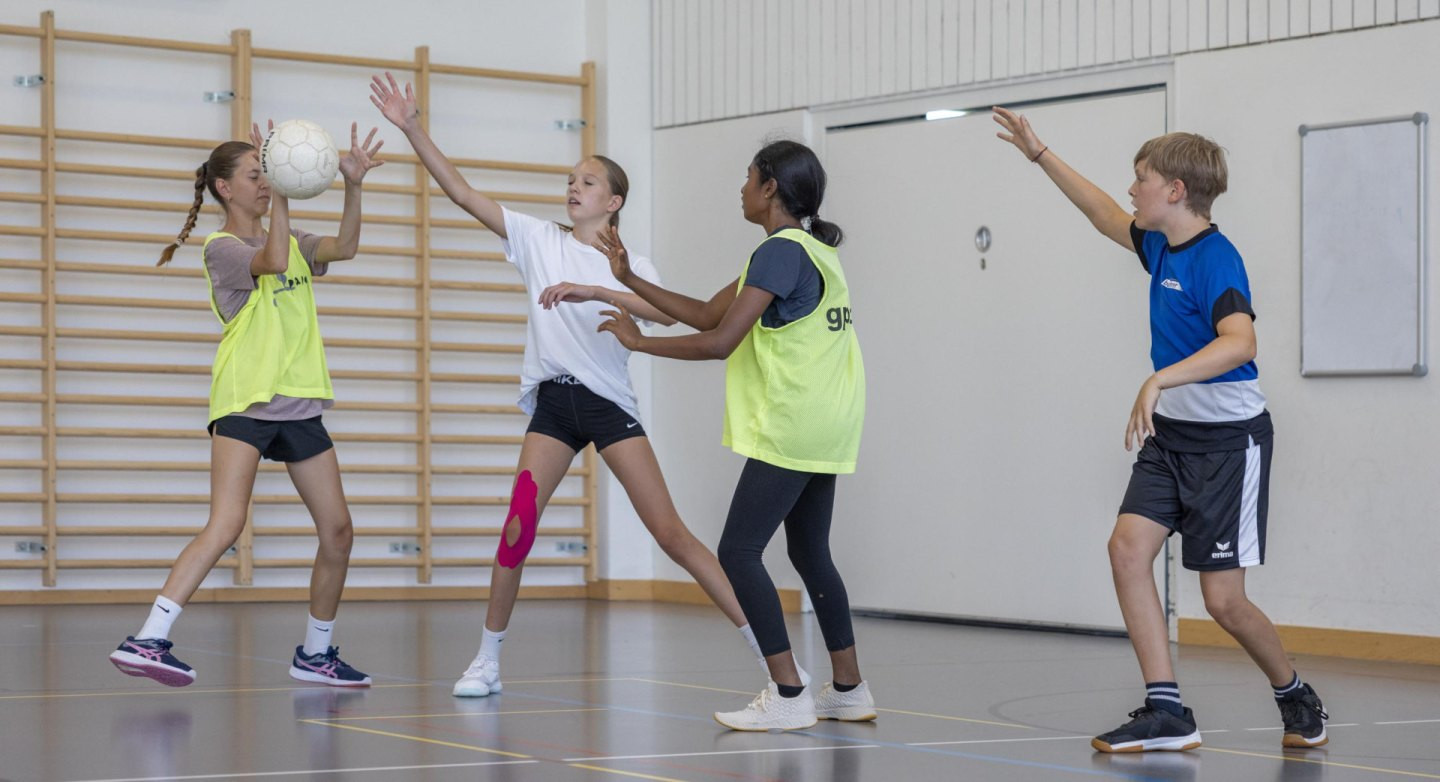 Die Kinder und Jugendlichen organisieren sich im Team und behalten den Überblick über ein komplexes Spielgeschehen.