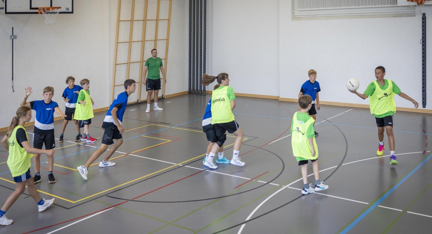 Die Kinder und Jugendlichen schalten rasch um, organisieren sich im Team und behalten den Überblick über das komplexe Spielgeschehen.