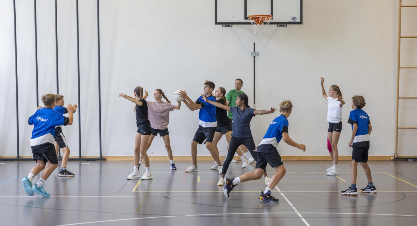 Die Kinder und Jugendlichen sammeln Erfahrungen im Angriffs- und im Verteidigungsspiel und lernen, gedanklich umzuschalten.