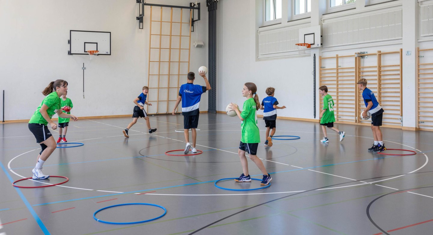 Die Kinder und Jugendlichen organisieren sich gemeinsam im Team, indem sie zielführend kommunizieren.