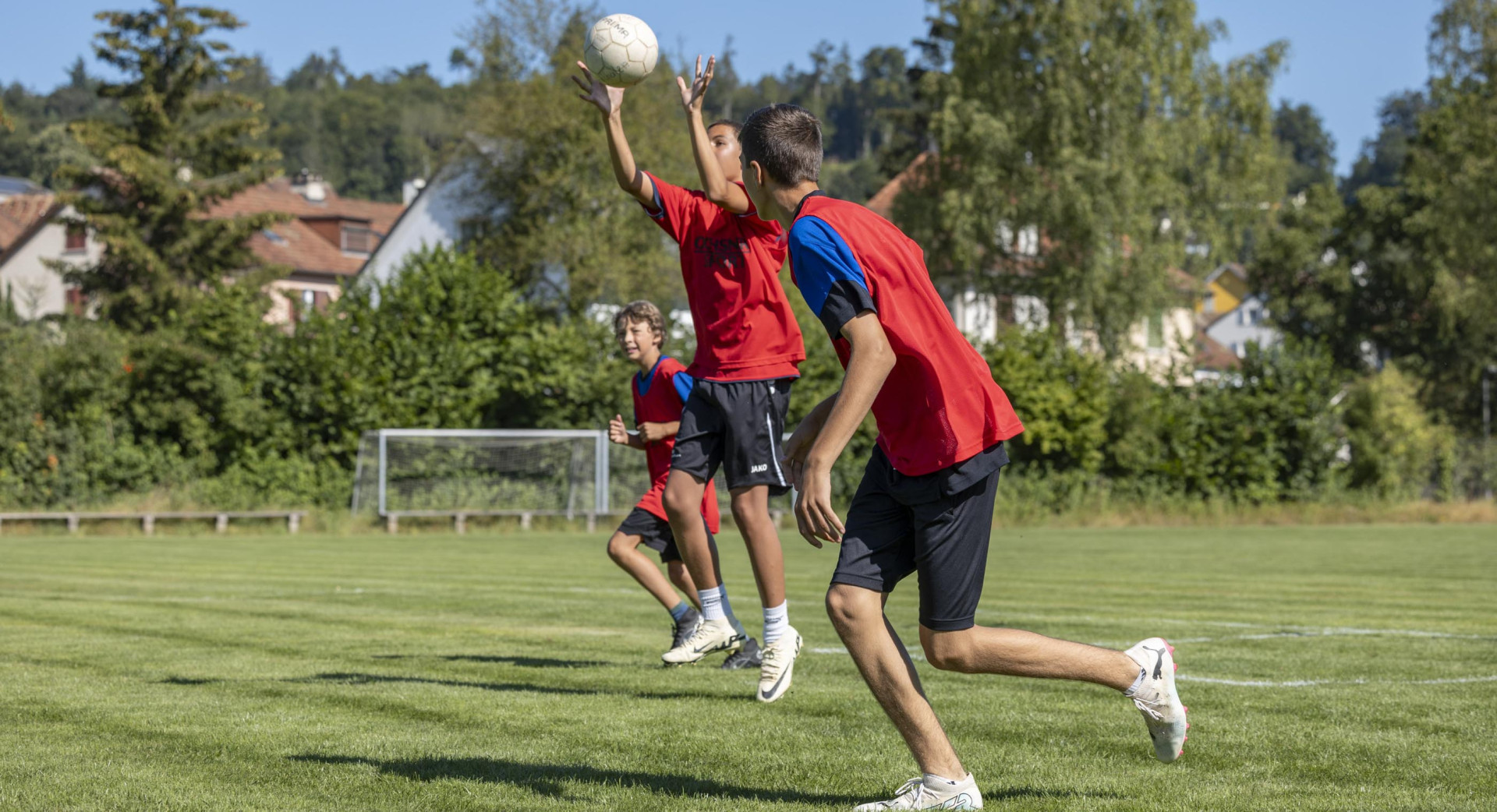 Für viele Sportspiele gilt: Wer im Ballbesitz ist, versucht den Angriff aufzubauen und erfolgreich abzuschliessen. Weil sich das Spiel ständig ändert und jede Spielsituation unterschiedlich ist, müssen sich Korbballerinnen und Korbballer flexibel verhalten. Jeder getroffene Entscheid beeinflusst den weiteren Spielverlauf. Die ballführende Spielerin entscheidet sich beispielsweise, ob sie einen Pass spielt, ihre Gegnerin umläuft oder direkt auf den Korb wirft. Auch die Spielerinnen ohne Ball gestalten das Spiel durch ihr Verhalten. Zum Beispiel, indem sie sich freilaufen und für einen Pass anbieten oder einer Mitspielerin einen Block stellen.