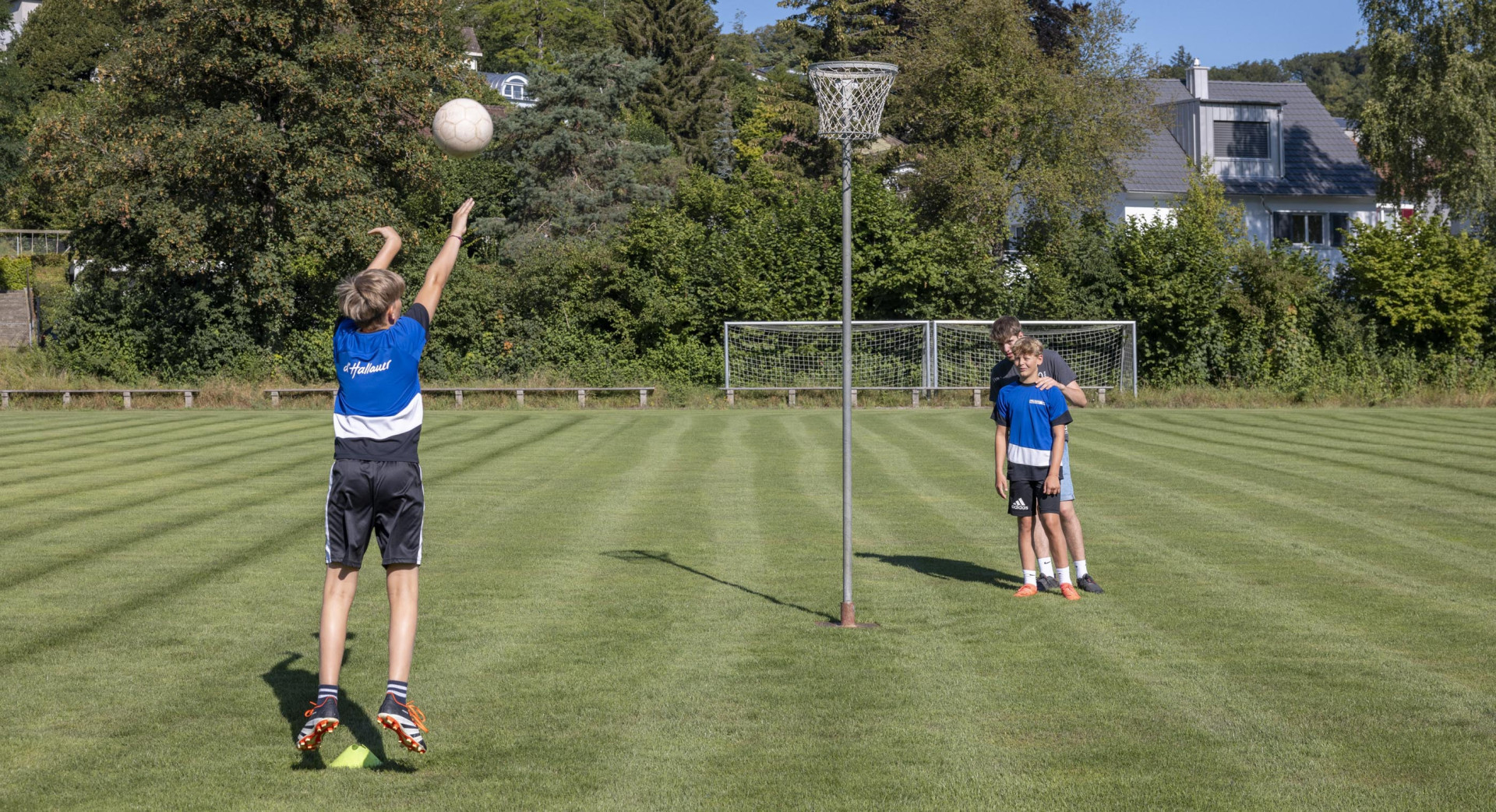 Das Ziel aller offensiven Aktionen ist ein Korbtreffer. Neben dem Korbschützen tragen auch die anderen Spieler zum Korberfolg bei, indem zum Beispiel ein Spieler den entscheidenden Pass spielt, einem Mitspieler einen Block stellt oder einen Gegenspieler an sich bindet und so eine freie Wurfbahn öffnet. Ein guter Korbballer wendet verschiedene Wurfarten aus diversen Positionen und in unterschiedlichen Spielsituationen an. Dies macht ihn für den Gegner unberechenbar und schwer zu verteidigen. Ebenso ist es für den Korberfolg massgebend, selbstbewusst und überzeugt den passenden Zeitpunkt für einen Korbwurf zu wählen.