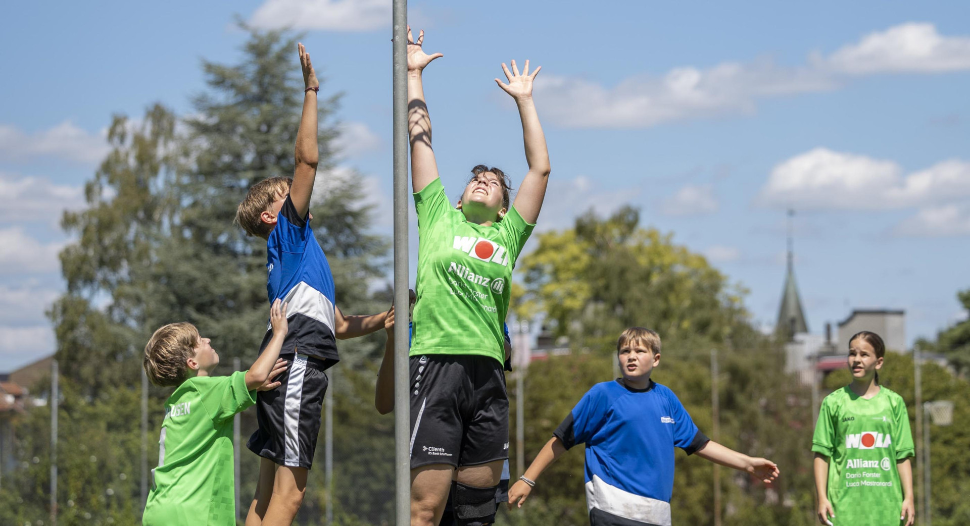 Eine Spielerin erobert den Ball, indem sie beispielsweise einen Pass abfängt, ihrer Gegnerin den Ball beim Dribbling wegschnappt oder ihn bei einem Rebound zuerst unter Kontrolle bringt. Alle Varianten des Balleroberns erfordern Antizipation, Schnelligkeit und richtiges Timing. Oft gelingt eine Balleroberung auch deshalb, weil das ganze Team gemeinsam Druck auf die Gegnerinnen ausübt. Dieses sogenannte Pressing ist allerdings nicht immer sinnvoll. Denn es eröffnet dem gegnerischen Team unter Umständen Räume für einen Gegenstoss oder ein Überzahlspiel.