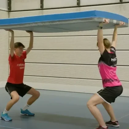 Power to Win – Good Practice: Stufe T1 – Eingrenzen – Kraft – Bremsen – Drop Squat Übungsformen Overhead