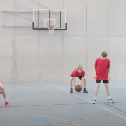 Power to Win – Good Practice: Stufe T1 – Eingrenzen – Kraft – Kniebeugen (Stossen) – Akzent Kopf (Medizinball hochwerfen)