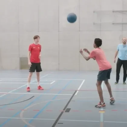 Power to Win – Good Practice: Stufe T1 – Eingrenzen – Kraft – Kniebeugen (Stossen) – Akzent gerade Rücken tiefer Hocke (Fangball)