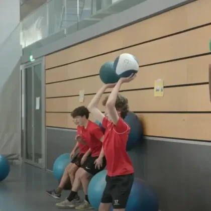 Power to Win – Good Practice: Stufe T1 – Konkretisieren – Kraft – Kniebeugen (Stossen) – Entwicklung athletische Zubringer