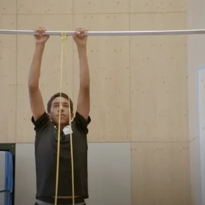 Power to Win – Good Practice: Stufe T1 – Eingrenzen – Kraft – Ziehen – Klimmzug Schulterbreit unterstützt Deuserband Akzent exzentrisch